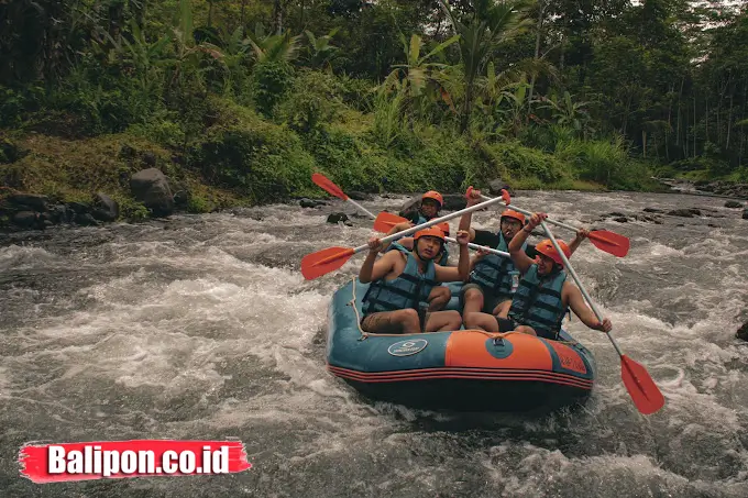 Arung jeram di sungai Telaga Waja